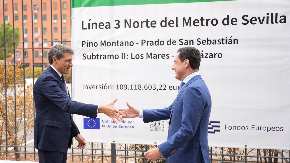 El delegado de Gobierno en Andalucía, Pedro Fernández, saluda al presidente de la Junta de Andalucía, Juanma Moreno en el acto de inicio de obras.