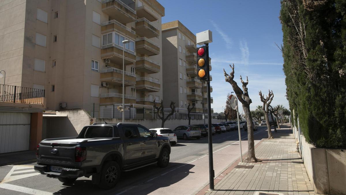 Este es el polémico semáforo foto-rojo de Canet d'En Berenguer