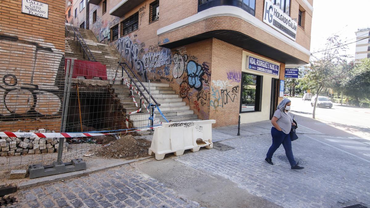 Zanja abierta por Canal de Isabel II, concesionaria del agua, para la obra de sustitución del colector en la calle Cayo Norbano con Hernán Cortés.