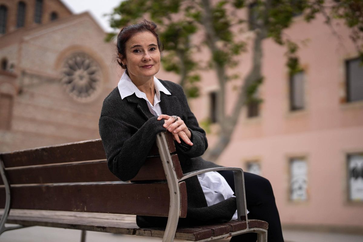 Eliane Brum, escritora y activista de la Amazonia brasileña en la Plaza de Joan Coromines en Barcelona.