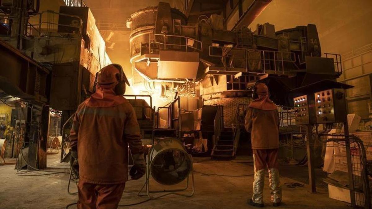 El horno eléctrico de Celsa en el que la chatarra inicia el camino del reciclaje.