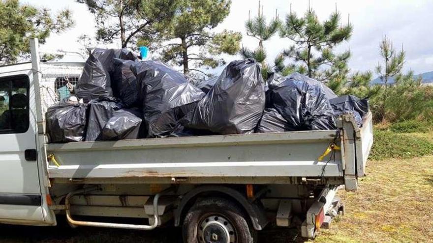 Un camión del Concello retiró el poliestireno expandido de Carreirón. // Noé Parga