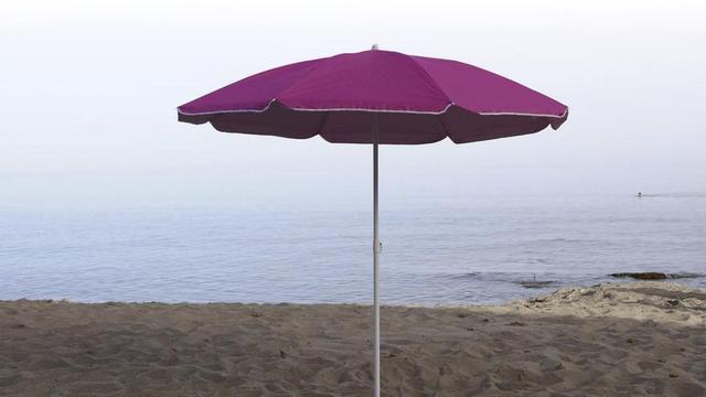 Sollte bei den Strandutensilien dabei sein: ein Sonnen-schirm. FOTO: B | ENDGENS