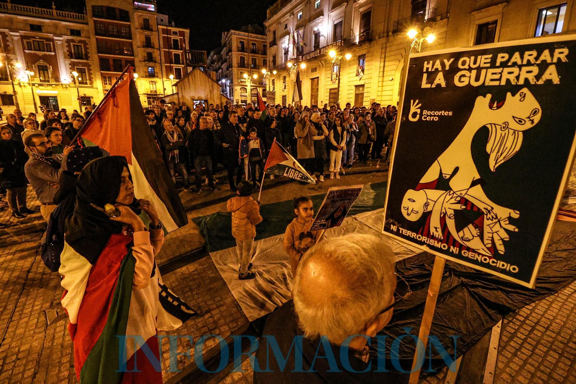 Más de 300 personas se manifiestan en Alcoy contra la guerra y apoyando al pueblo palestino