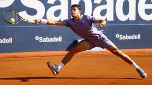 Alcaraz escombra Fils i s’enfrontarà amb Rune en la final de Barcelona
