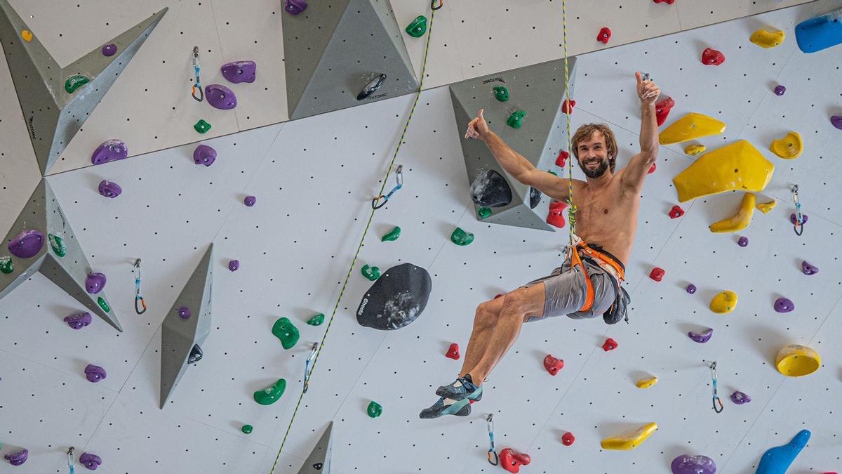 Chris Sharma posa en lo alto del nuevo mayor rocódromo de España.