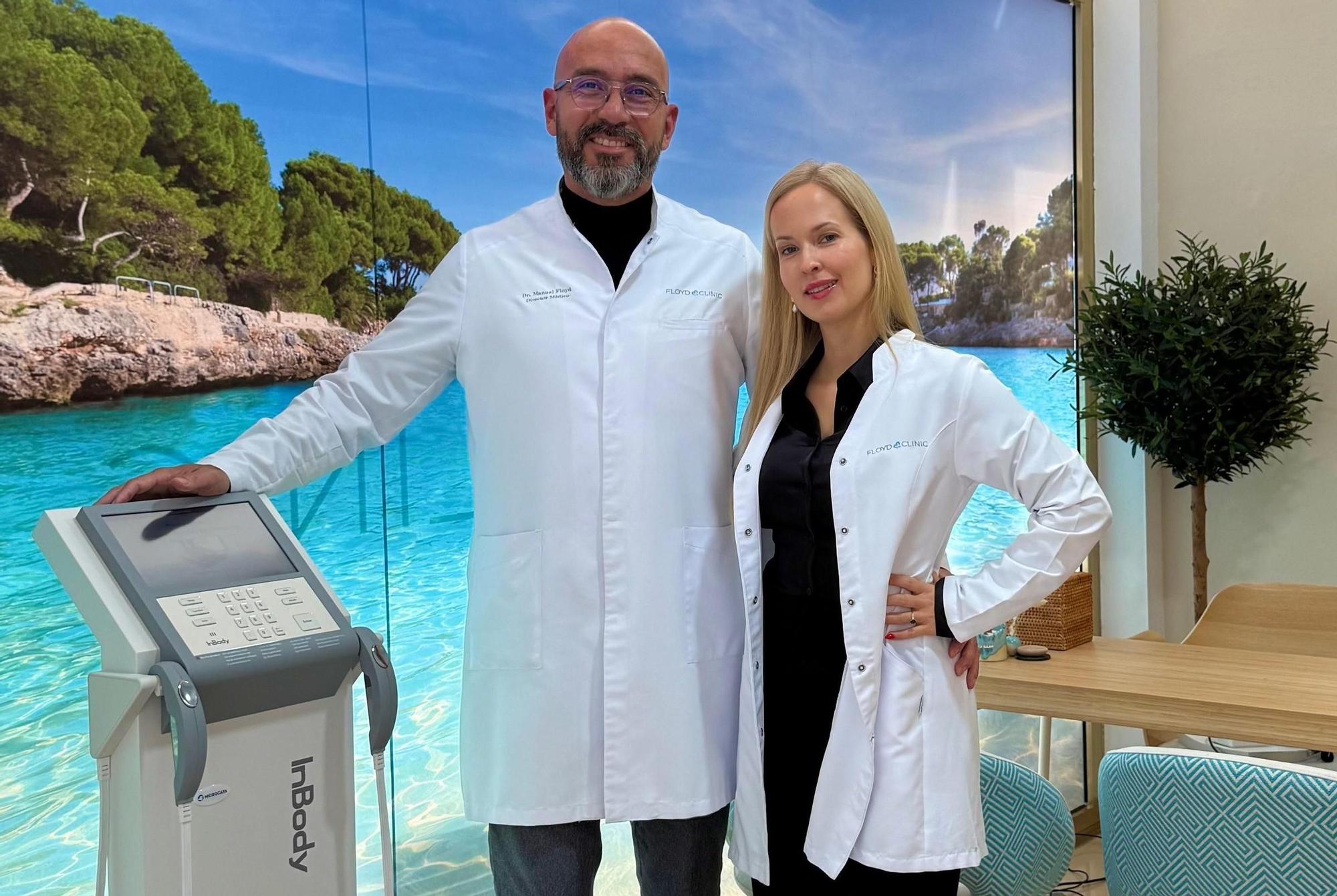 Hausarzt Dr Manuel Floyd und Betriebsleiterin Anna-Lena Middeldorf mit der neuen Maschine für Präventionsmedizin InBody 770.