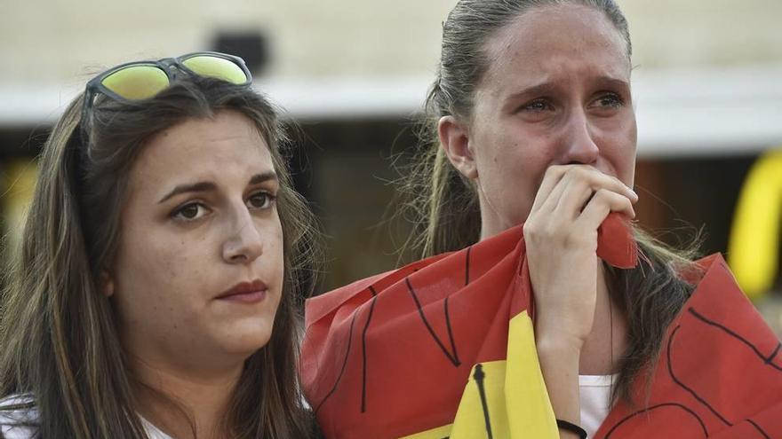 Los familiares de Miguel Ángel López lloran desconsolados tras el resultado del murciano.