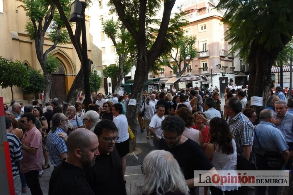 Protesta a las puertas del Ramón Gaya