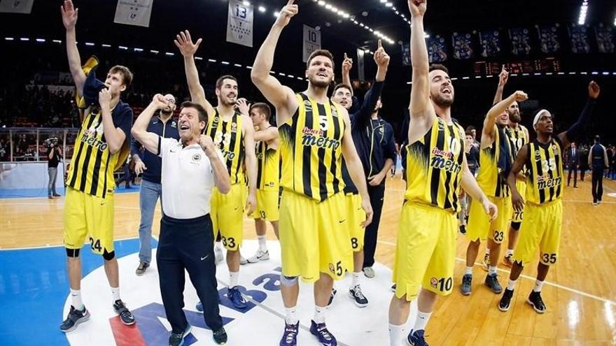 Los jugadores del Fenerbahce celebran su última victoria en el Top 16, la semana pasada, en la pista de su gran rival, el Anadolu Efes.