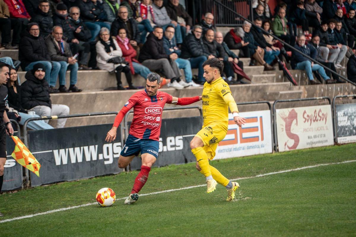 Una acció del partit d'avui entre l'Olot i el Poblenc al Municipal.