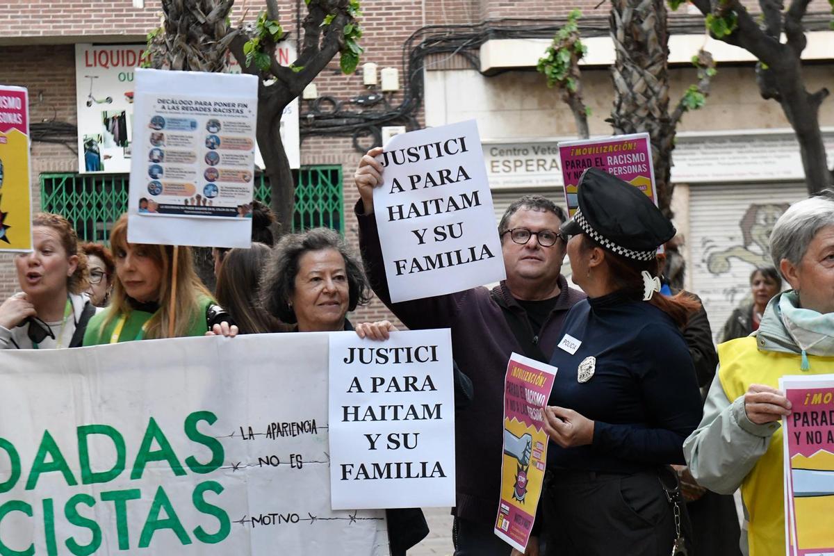 Decenas de personas se concentran en Murcia contra el racismo en el Día ...