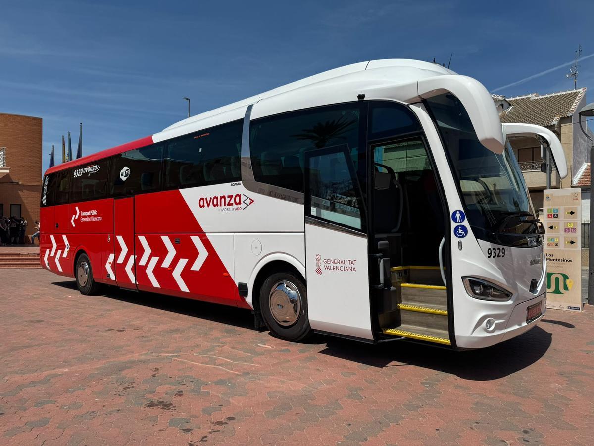 La Generalitat presenta en Los Montesinos una nueva ruta de autobuses en la Vega Baja