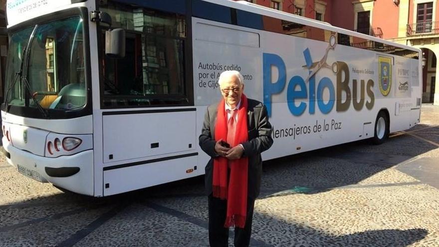 El padre Ángel posando junto al autobús