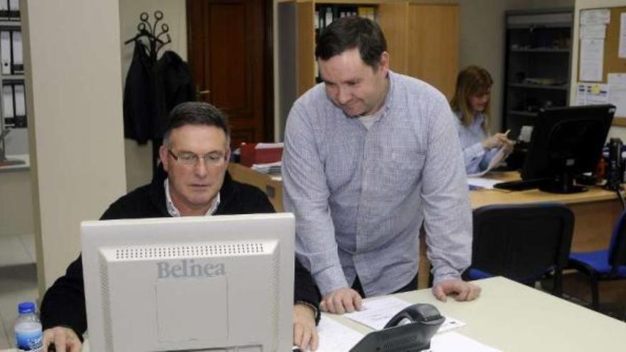 Imagen de la oficina del ORAL de A Estrada con dos nuevos trabajadores.  // Bernabé/Javier Lalín