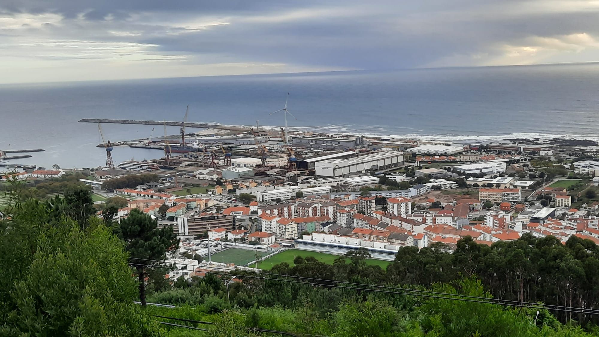 Vista del puerto norte de Viana do Castelo, a escasos metros de la Linha do Minho, donde se ubican los astilleros