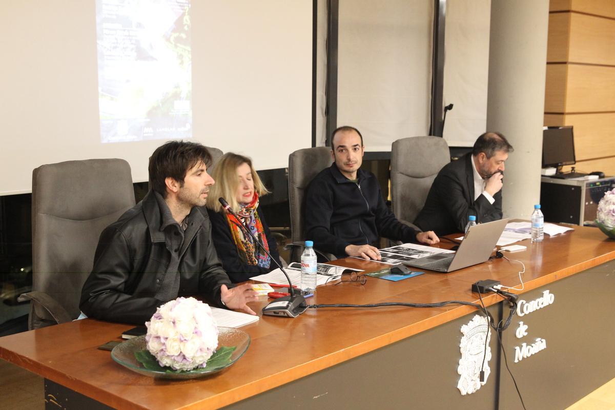 Rodrigo Currás, primero, con Miriam García, Martín Barreiro y Luciano González en la charla sobre el Camiño Real.