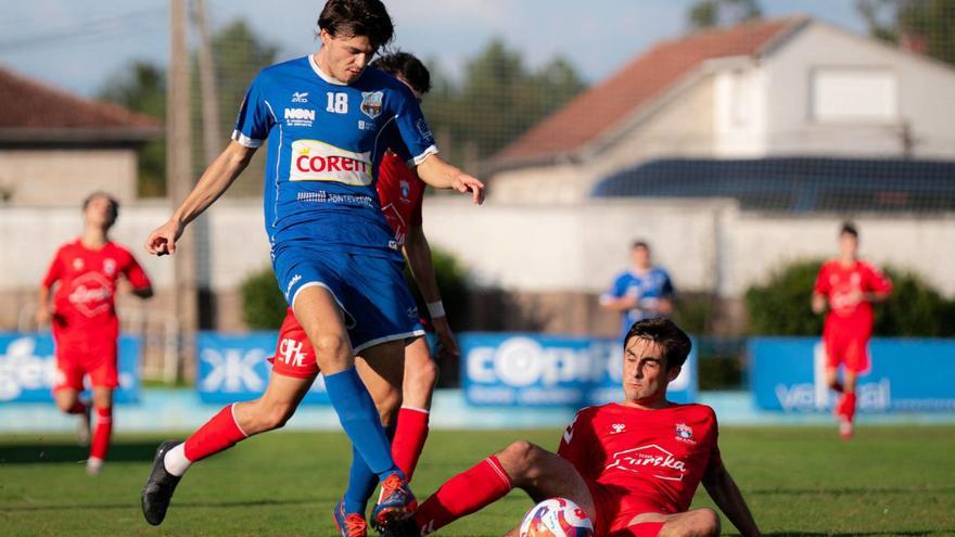 Miguel, del Porriño, intenta eludir a un rival durante el partido de ayer. |  Pedro Mina