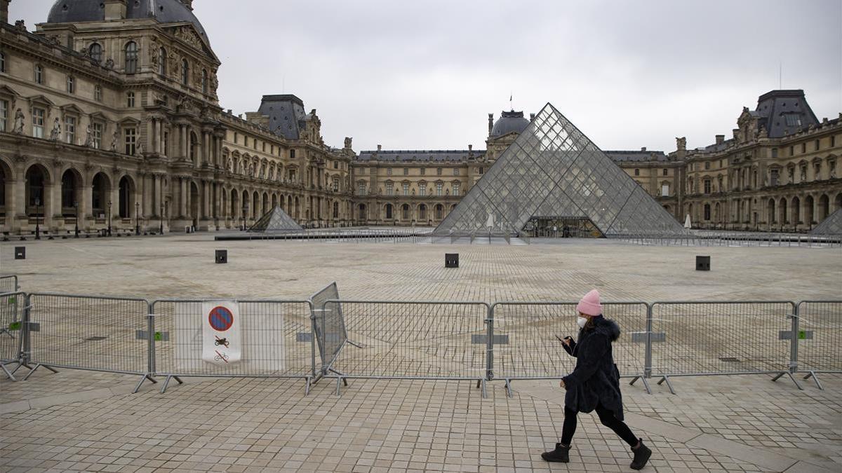 Paris (France)  07 01 2021 - Metal barriers block the access to the pyramids of the Louvre museum in Paris  France  07 January 2021  Cultural sites including museums  cinemas and theatres were originally due to reopen on 07 January 2021 after shutting on 28 October 2020 as part of the second lockdown  but the government decided to put the reopening plans on hold due to the surge in covid-19 cases  (Cine  Abierto  Francia) EFE EPA IAN LANGSDON