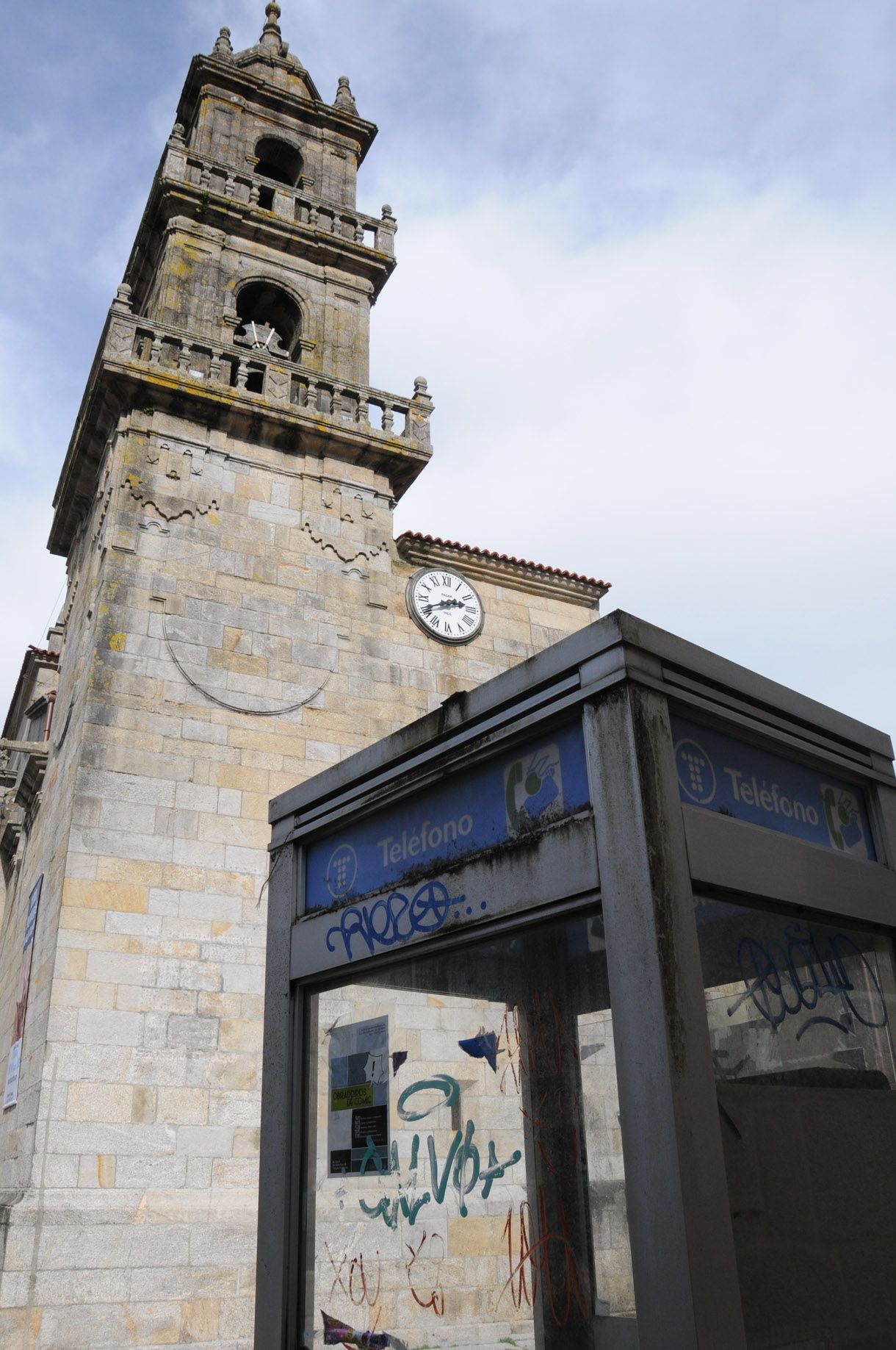 Cabina junto a la excolegiata de Cangas.