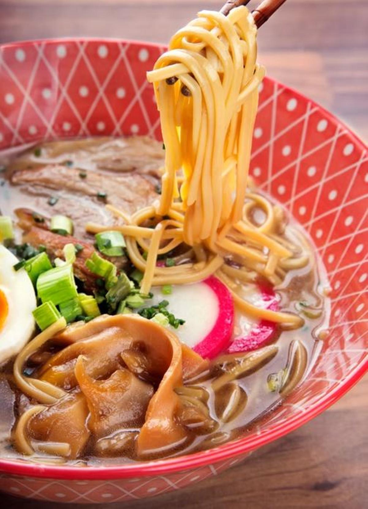 Este rámen de fideos que promete un "auténtico sabor japones" puede tomarse sazonado con shio (sal) o con shoyu (salsa de soja)
