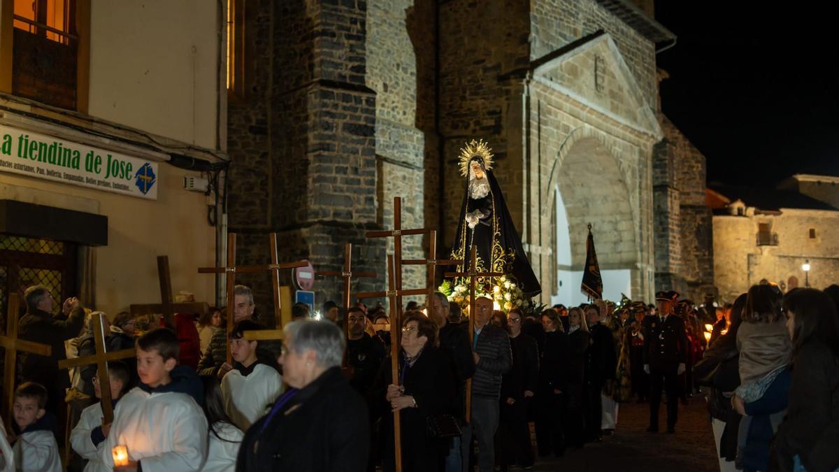 La imagen de la Virgen Dolorosa durante la procesión del Viernes Santo.