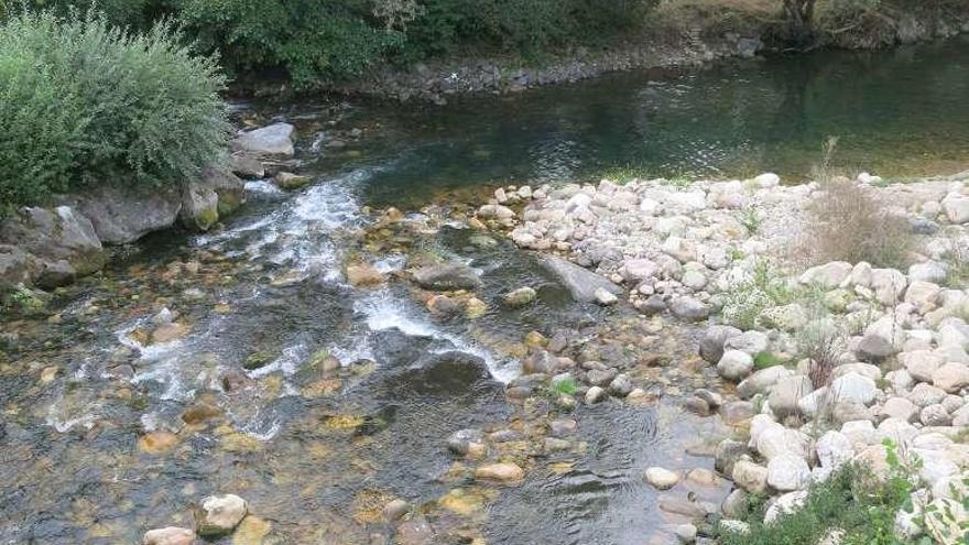 La falta de lluvias provoca un importante estiaje en el río Aller