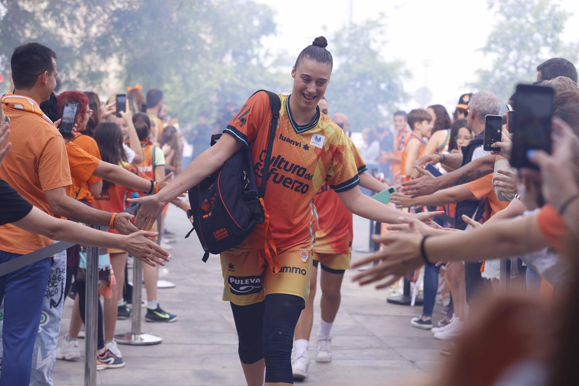 Así fue el recibimiento de los aficionados de Valencia Basket  antes de enfrentarse al  Perfumerías