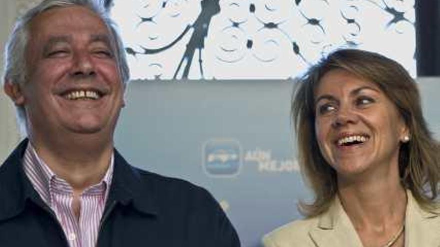 EL presidente del PP-A, Javier Arenas, sonríe junto a la secretaria general del PP.