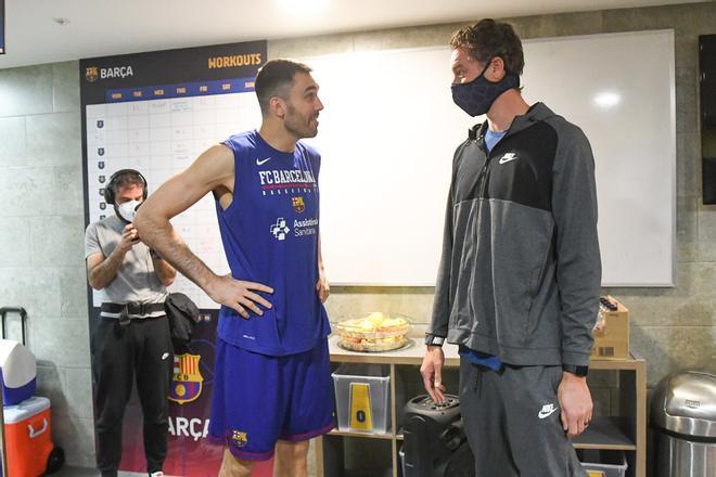 Pau Gasol visita en el entreno a sus compañeros del FC Barcelona.