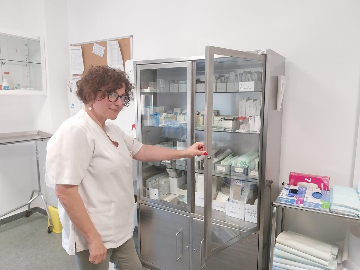 La doctora Aquino muestra el mueble clínico en el que se guarda parte del instrumental para las cirugías menores en el quirofanillo del centro de salud de Bueu.