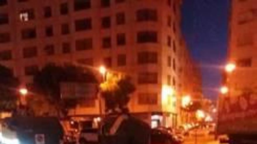 El primer contenedor de la noche ardió en la Plaça de la Generalitat. Se trata del séptimo basurero destruido por una acción vandálica en tres meses y el tercero en poco más de una semana, tras los dos que ardieron en la noche de Reyes.