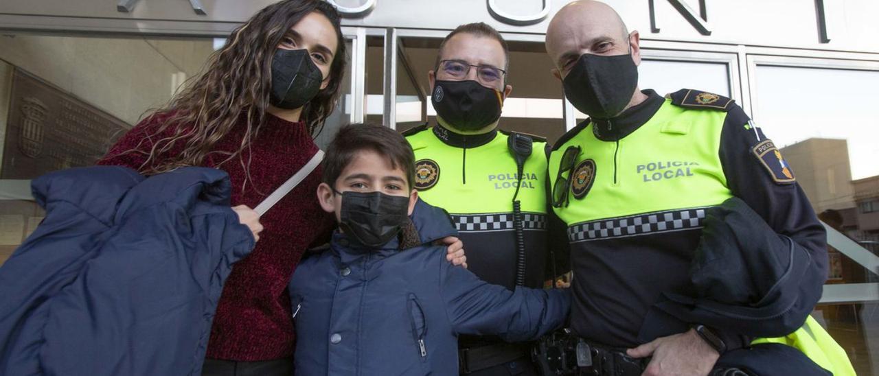 Nico abraza y es abrazado por los agentes y la enfermera, a los que considera sus héroes.  | PILAR CORTÉS