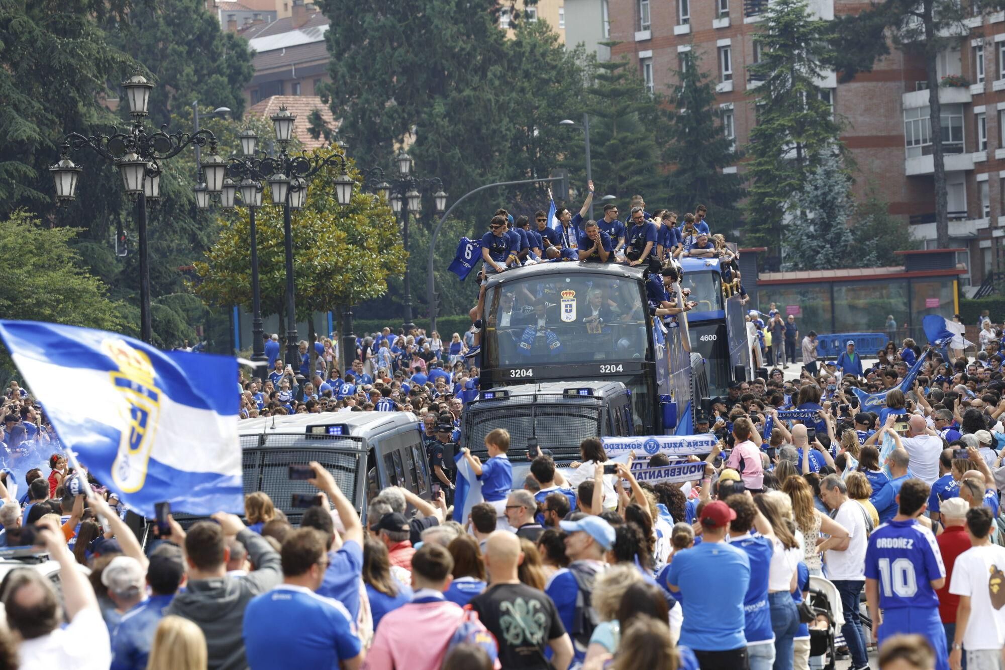 Locura azul en las calles de Oviedo para celebrar el ascenso del equipo a Primera División