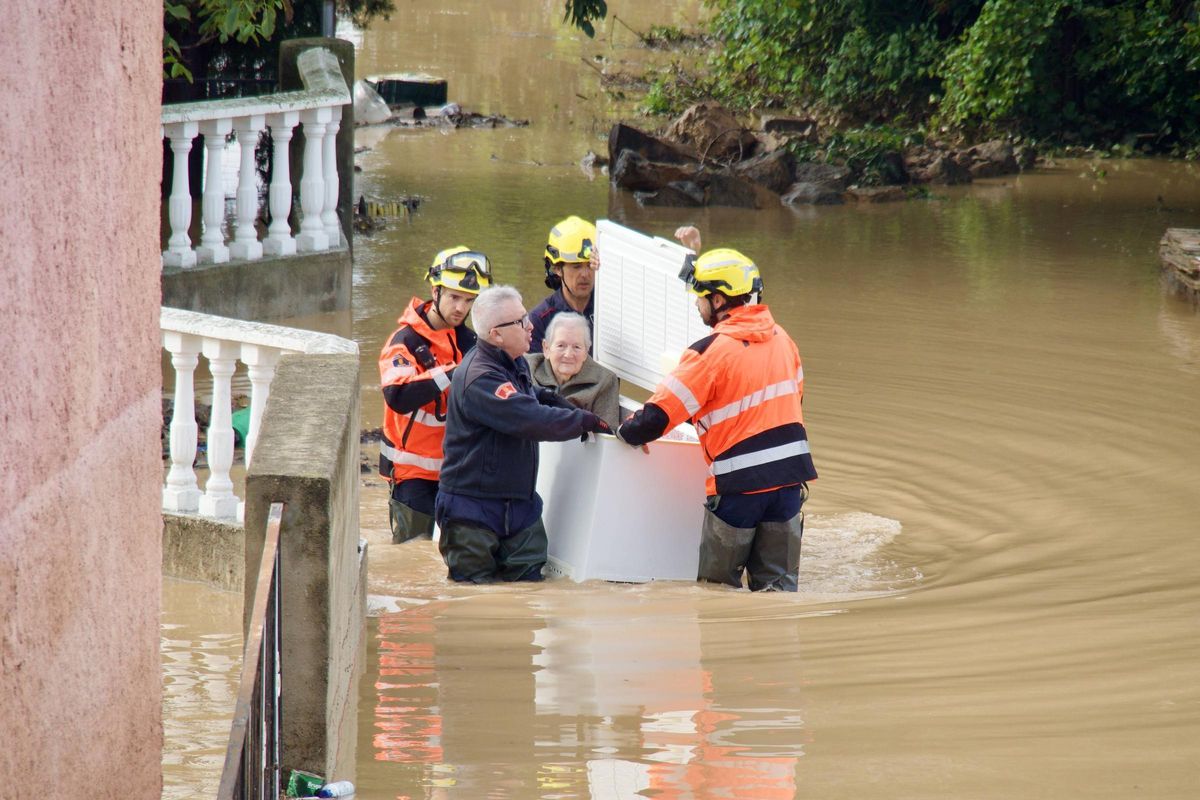 Los bomberos rescatan a un matrimonio de edad avanzada aislados por el agua en el Cami del Mig al lado de la C-12.