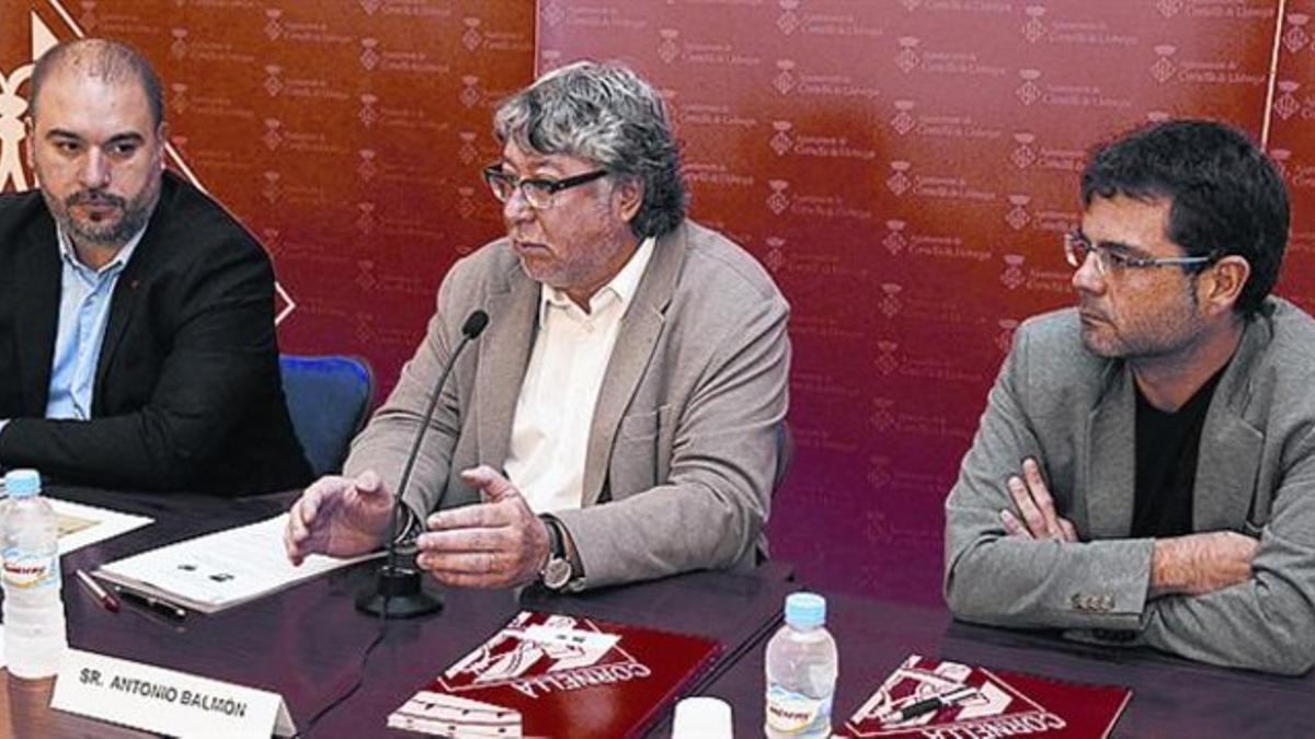 Funes, ICV (izquierda), el alcalde Balmón, PSC, y Gómez, EUiA, ayer.