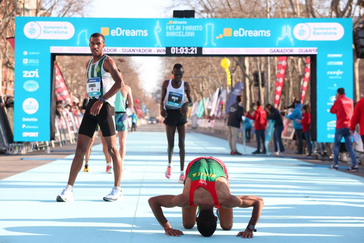 Kipkurui Langat besó el suelo de Barcelona tras ganar la eDreams Mitja Marató