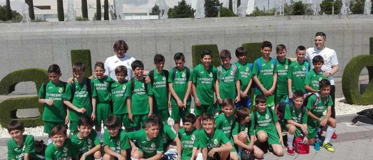 Los jugadores de los dos equipos que la peña madridista de La Fresneda presentó en el torneo del Real Madrid, en Valdebebas.