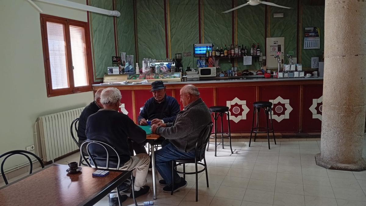 El momento del guiñote en el bar de Crivillén, lugar de encuentro para sus vecinos.
