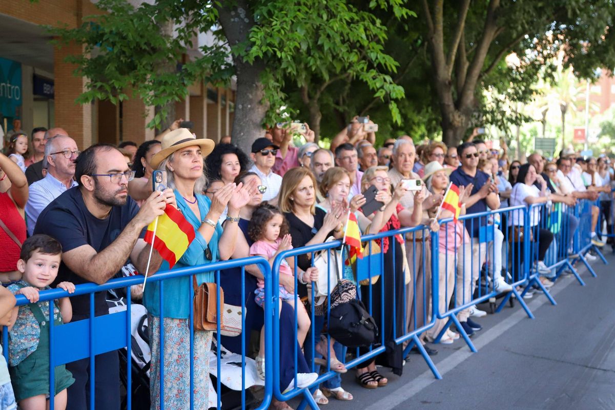 Asistentes al acto de homenaje a la bandera.