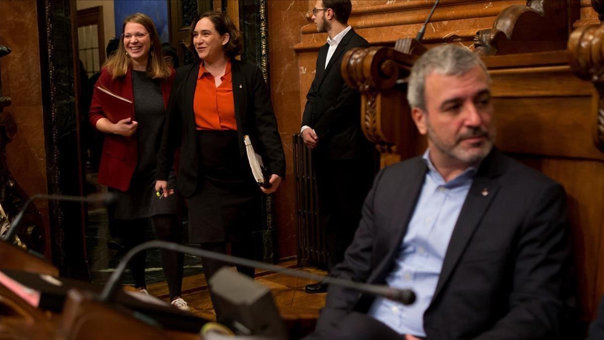 Ada Colau y jaume Collboni durante la sesión plenaria del esta mañana.