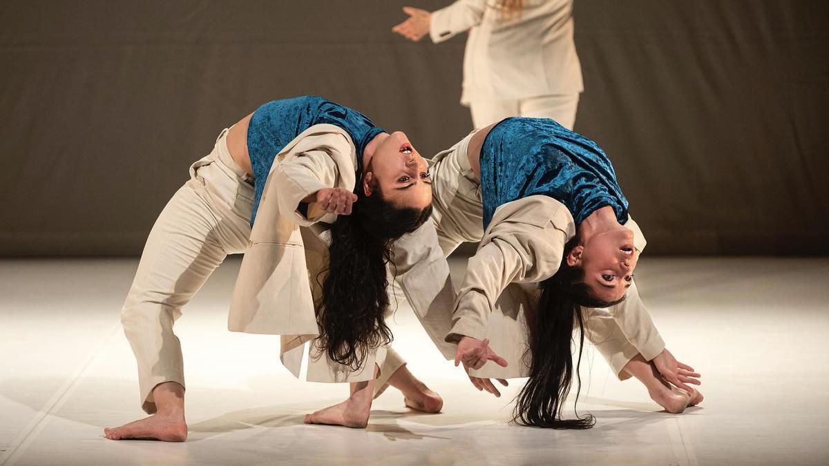 Dos bailarinas en el espectáculo "Meohadim", que llegará al Teatro Echegaray de Ontinyent.