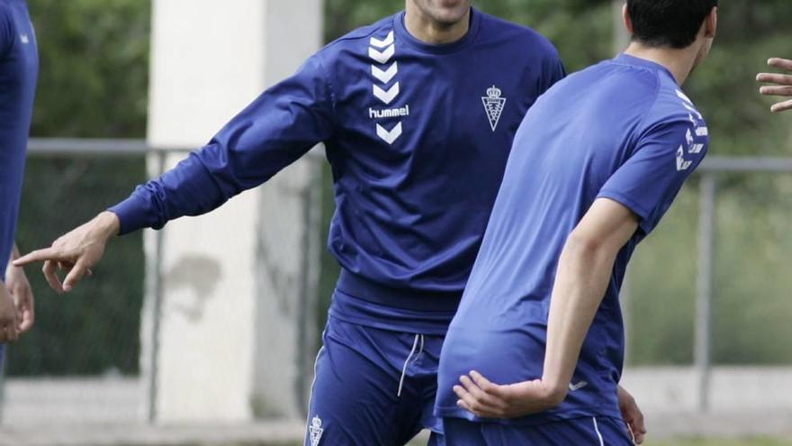 José Luis Acciari bromea con Arturo en un entrenamiento.