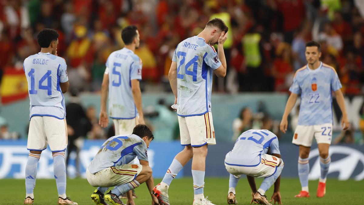 Los jugadores de España se lamentan tras la eliminación ante Marruecos