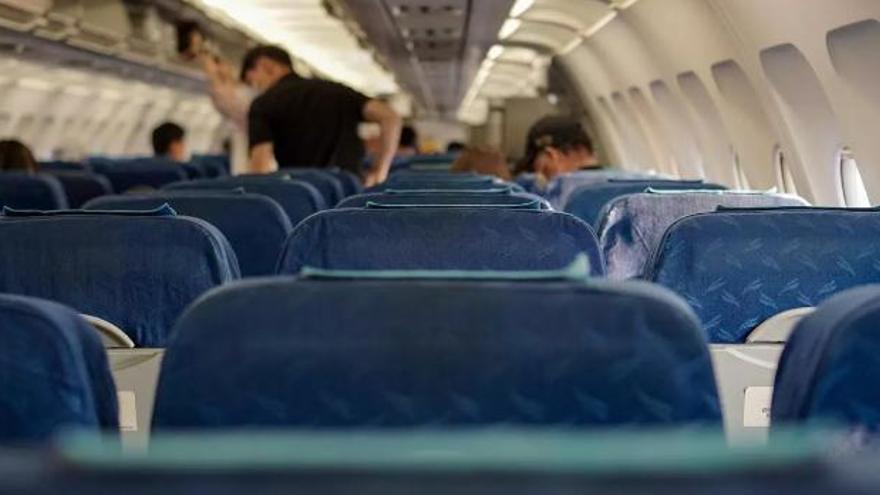Una importante aerolínea anuncia que pesará a los pasajeros además del equipaje de mano