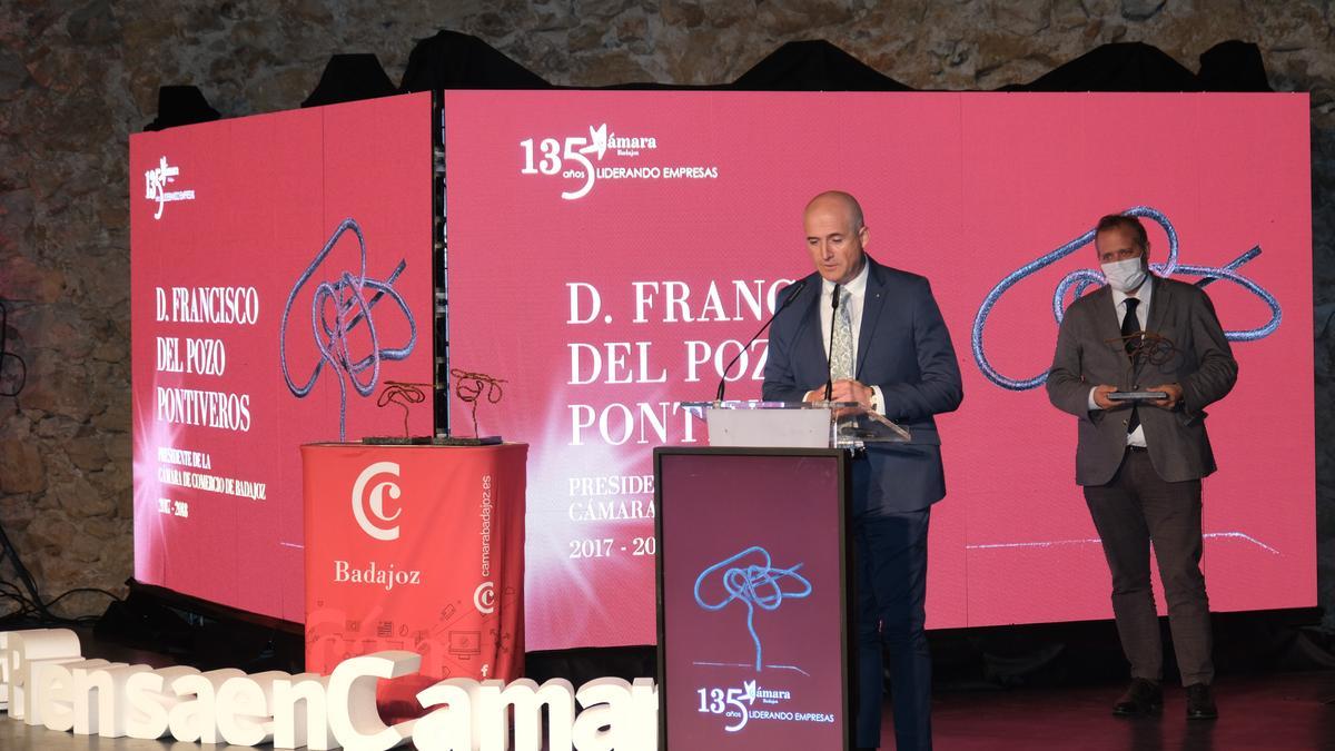 Francisco del Pozo Pontiveros (Presidente 2017-2018), con el consejero Economía, Rafael España al fondo.