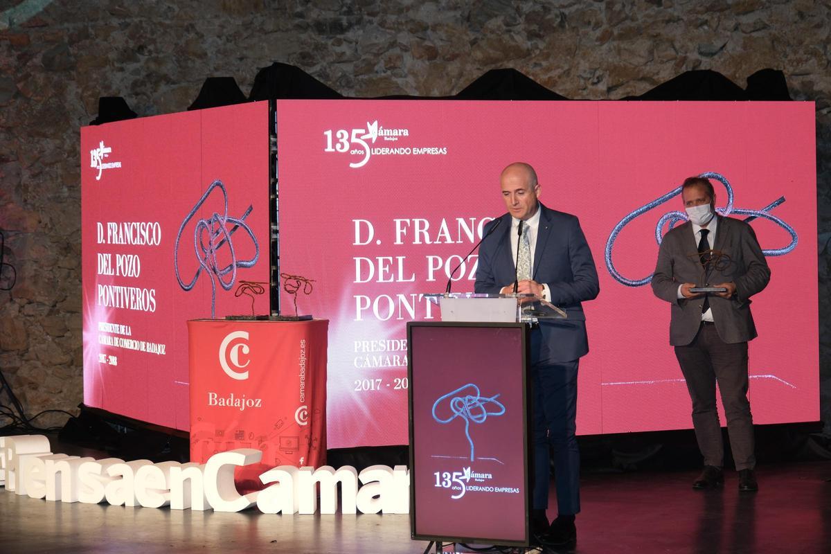 Francisco del Pozo Ontiveros (Presidente 2017-2018), con el consejero Economía, Rafael España al fondo.