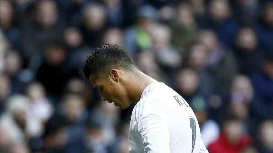 Cristiano Ronaldo se lamenta en el derbi.