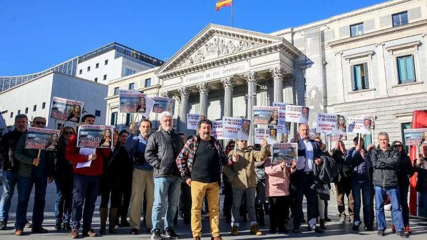 Familiares y víctimas del accidente de Angrois, ayer a las puertas del Congreso. // Europa Press