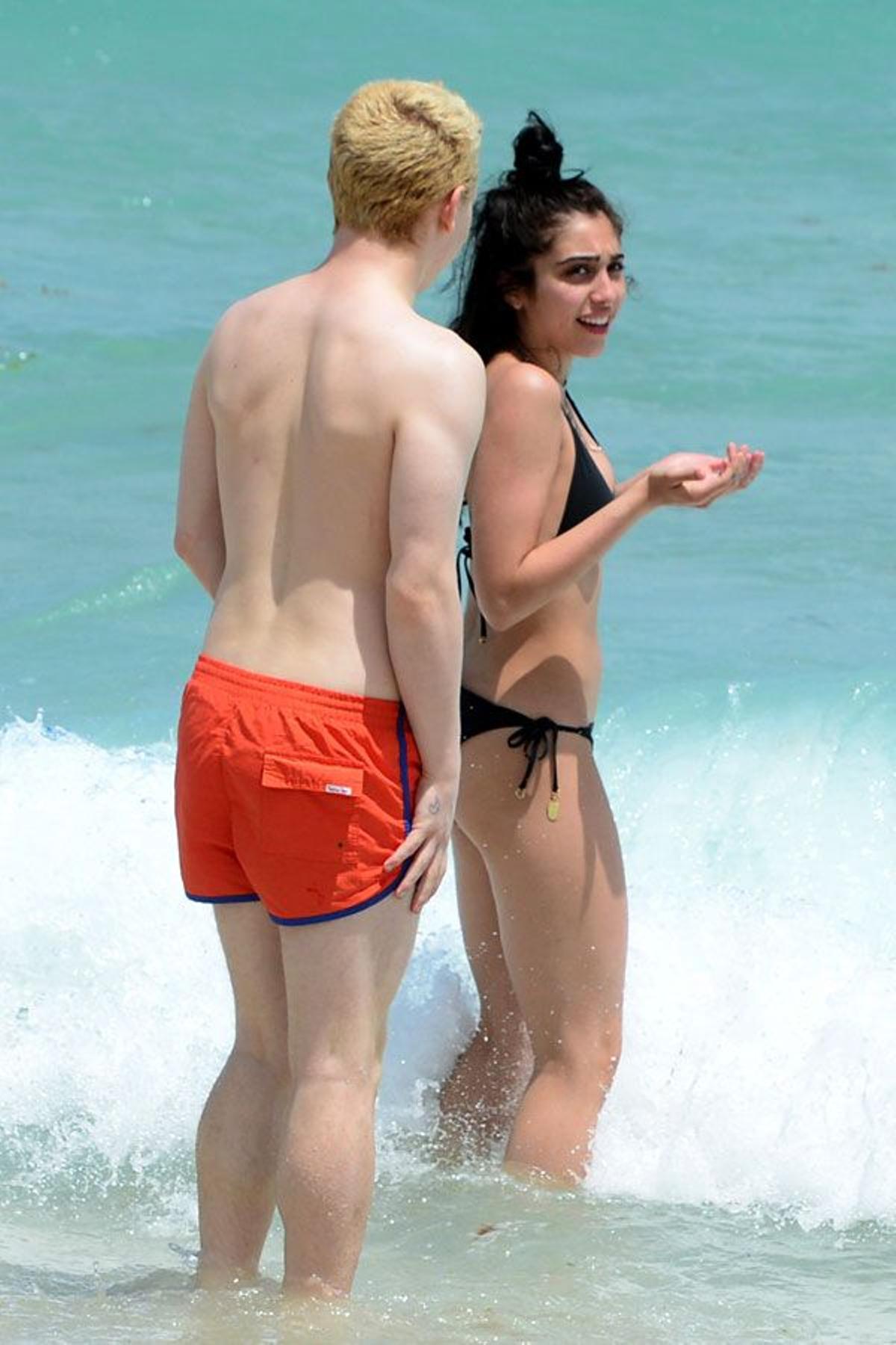 La hija de Madonna en la playa junto a un amigo